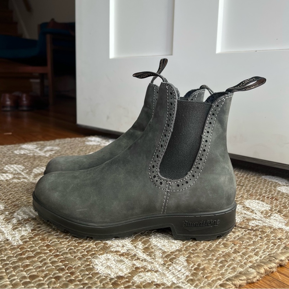 Like-new Blundstones!